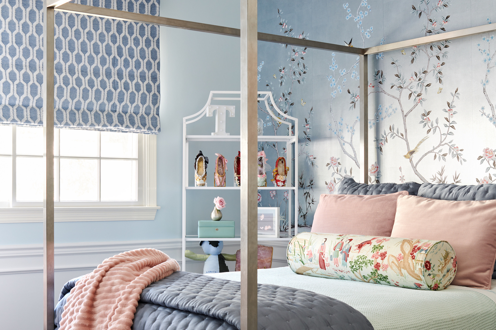 Chinoiserie Blue Floral Girl's Bedroom Design