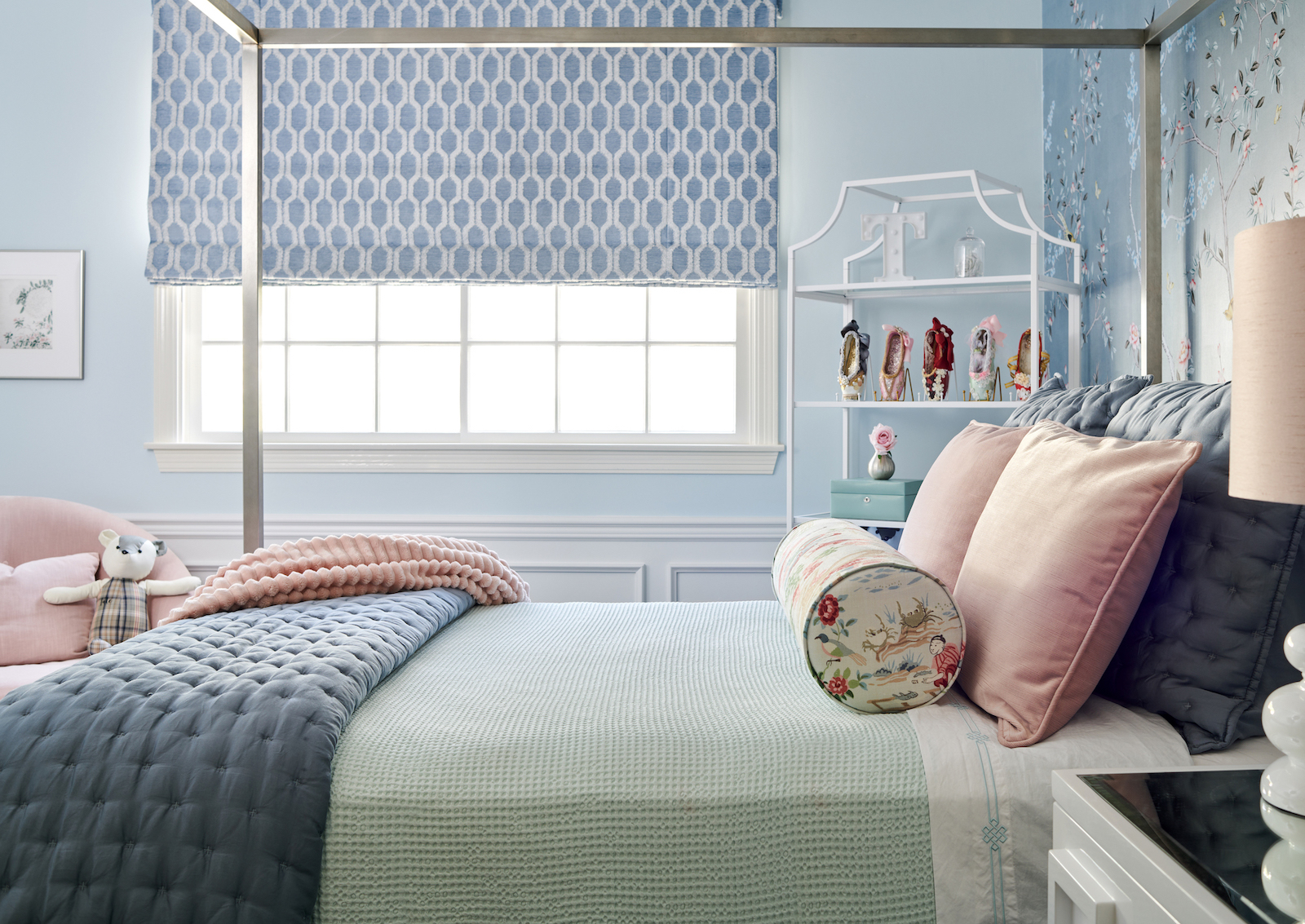 Chinoiserie Blue Floral Girl's Bedroom Design